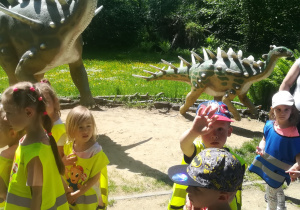 Dzieci na wycieczce w Dinoparku